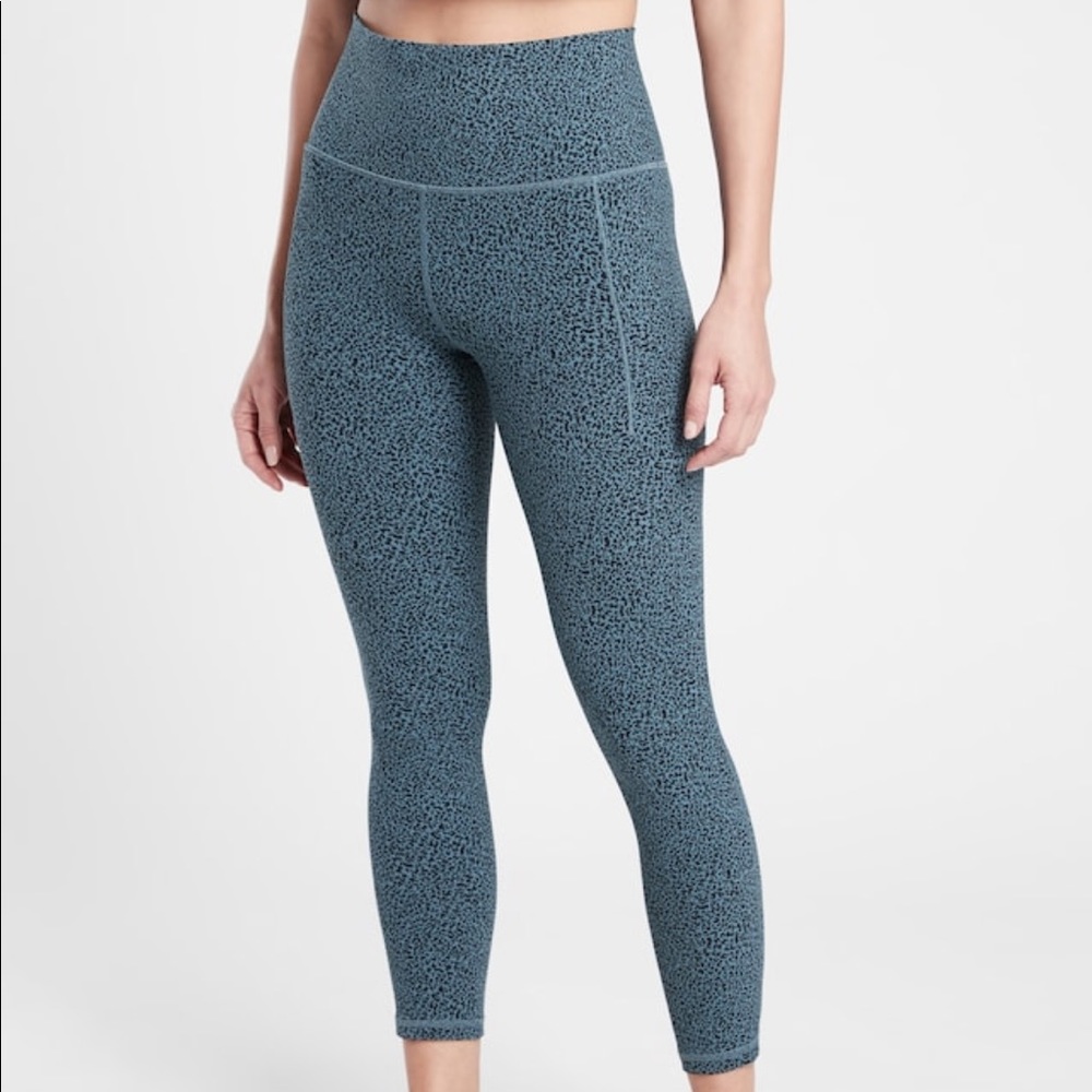 NWT Athleta Salutation Stash Pocket II Textured 7/8 Tight - Micro Cheetah Blue
